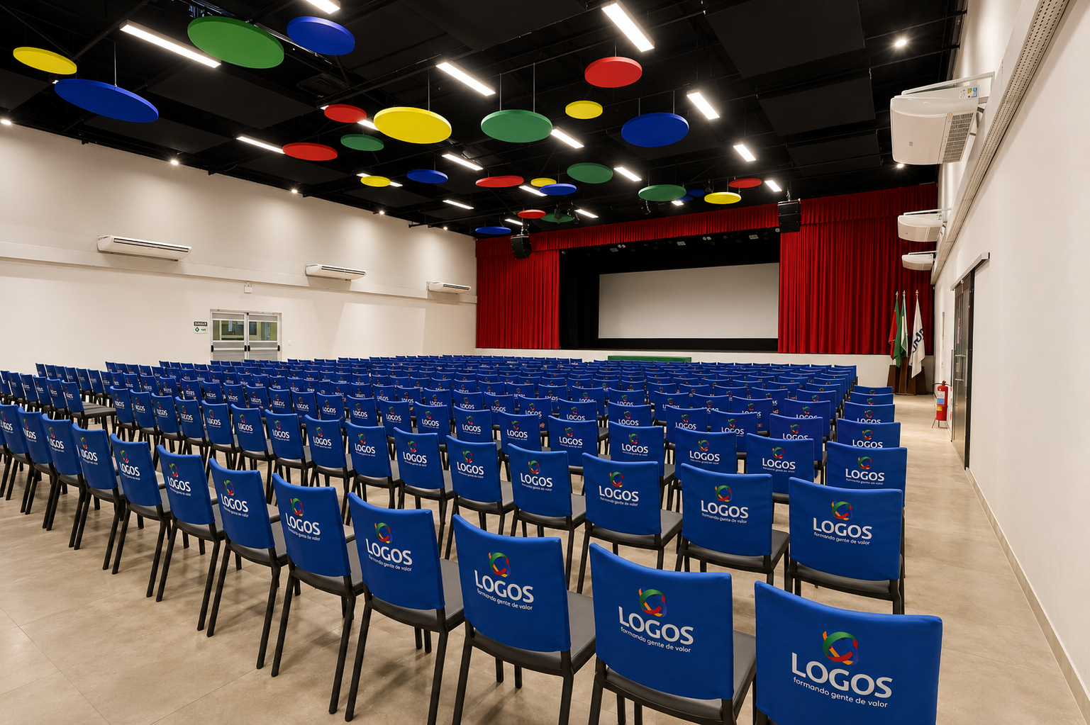 Auditório do Centro Educacional Logos com cadeiras personalizadas